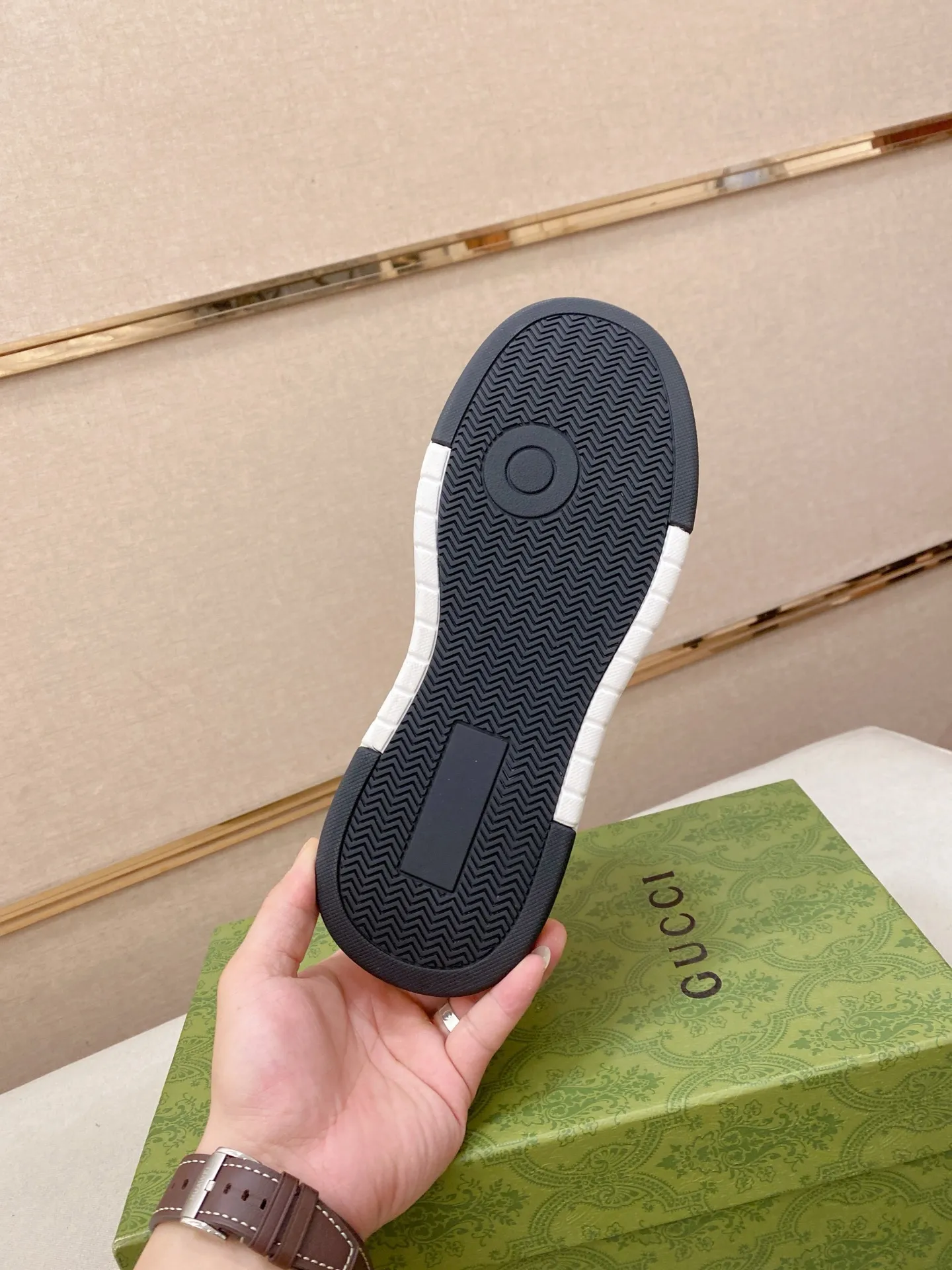 Men's shoes 💰 440 💰 High-quality new GUCCI counters are launched simultaneously. The new men's shoes, 😘fabrics are selected from imported cowhide, and the lining is sheepskin lining. 👍🏿 High-end ☄️ air-cushion molded anti-slip rubber outsole, exquisite lines, simple and elegant, comfortable and high-end for leisure travel. Code number: 38 to 44 (45 can be customized and cannot be returned or exchanged)
